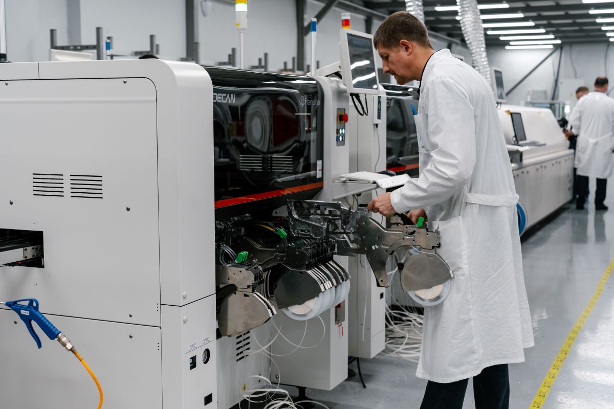 Над страною звучит московский гигабит: «Ростелеком» запустил массовое производство роутеров Wi-Fi 6