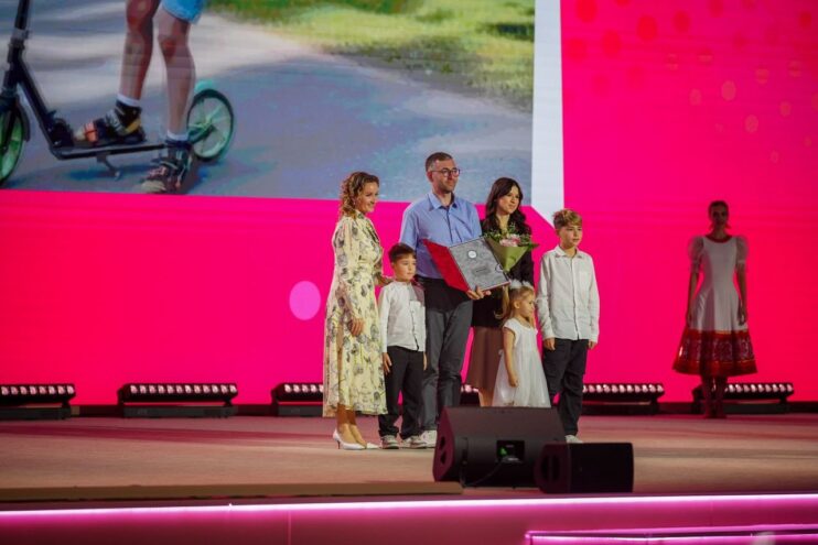 «Семья года»: многодетной семье Дылевских из Тверской области вручили награду