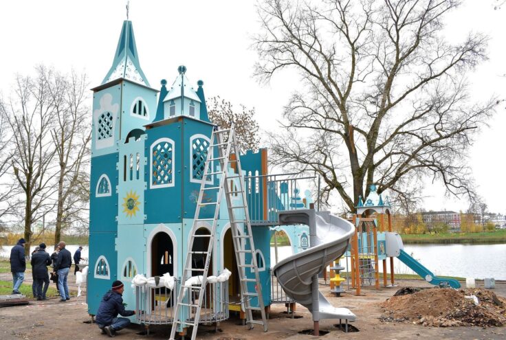В Твери устанавливают четыре самых больших детских площадки города