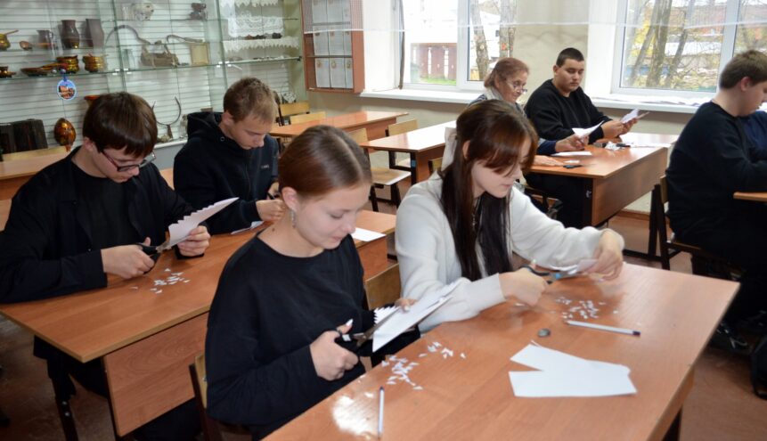 В Тверской области школьники сделали белых журавлей в знак бессмертия души В Тверской области школьники сделали белых журавлей в знак бессмертия души