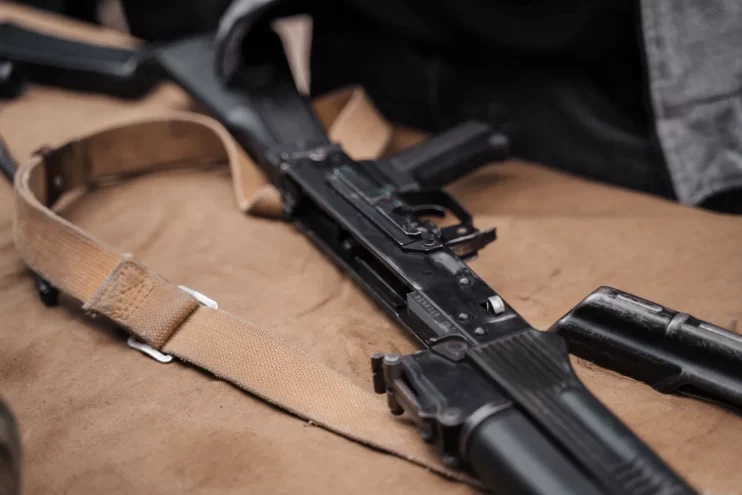 В Тверской области женщина выстрелила в ребенка из винтовки