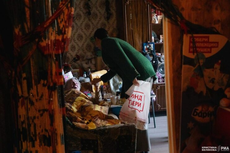 В Твери волонтеры «Фонда Твери» провели День пожилых людей с помощью для одиноких пенсионерок