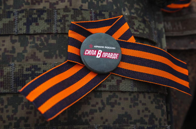 В андреапольской деревне начали плести маскировочные сети для бойцов СВО В андреапольской деревне начали плести маскировочные сети для бойцов СВО