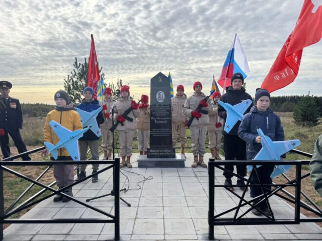 Герою Петру Еремееву. Он первым пошел на ночной таран вражеского бомбардировщика