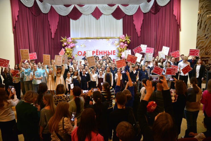 В Твери наградили одарённых школьников и их наставников В Твери наградили одарённых школьников и их наставников