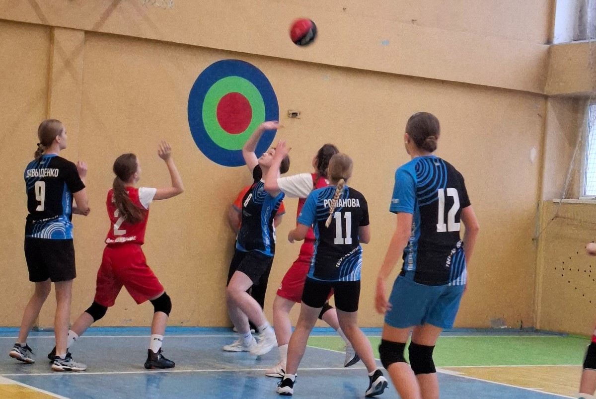 Школьники Твери поборолись за победу в Спартакиаде по баскетболу