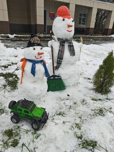 В Андреаполе после снегопада слепили снеговиков-уборщиков