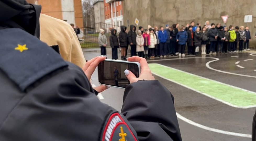 Дорога в школу стала уроком безопасности для тверских детей Дорога в школу стала уроком безопасности для тверских детей