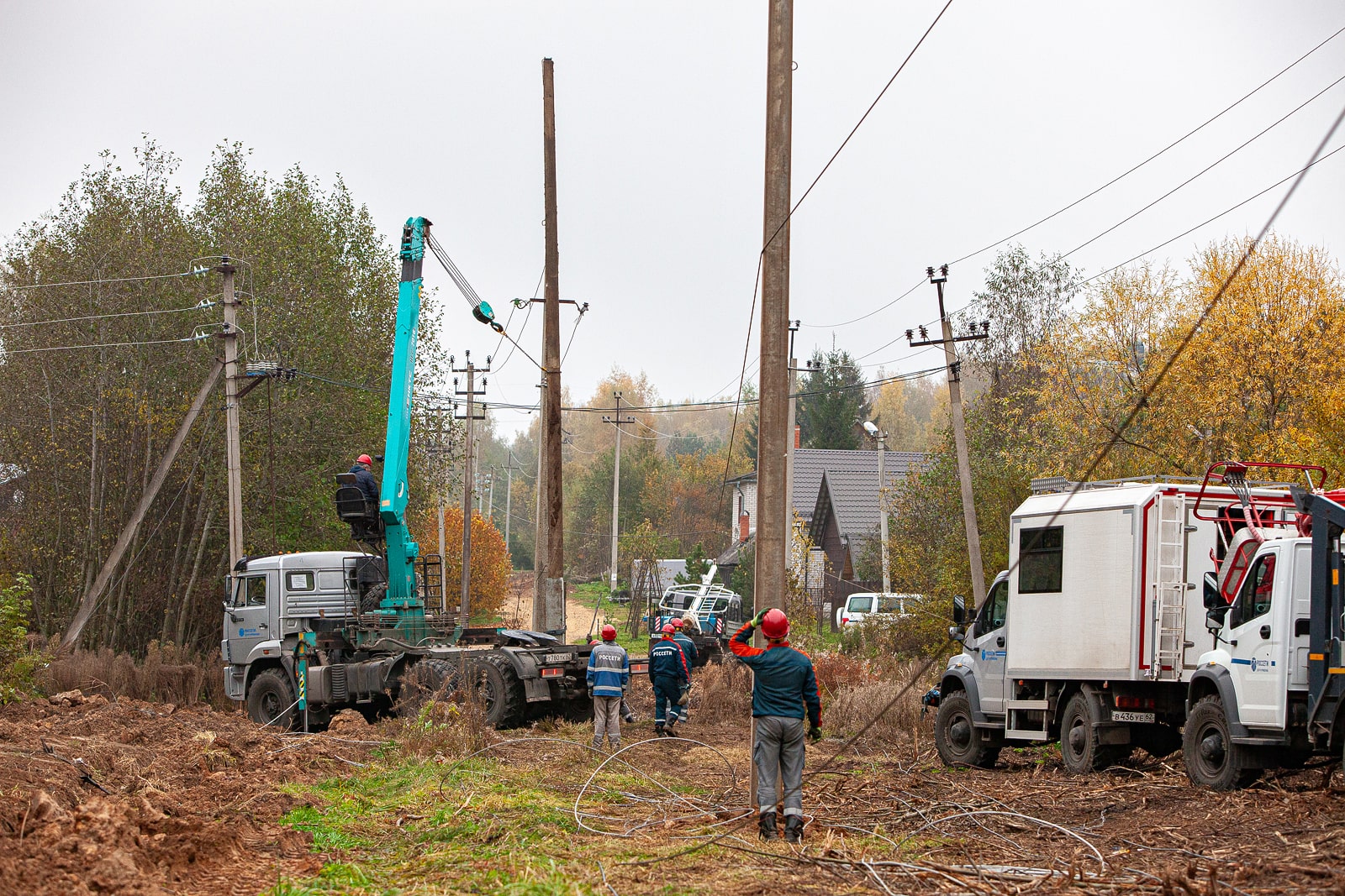 Тверские энергетики восстанавливают электроснабжение после прохождения сильного ветра