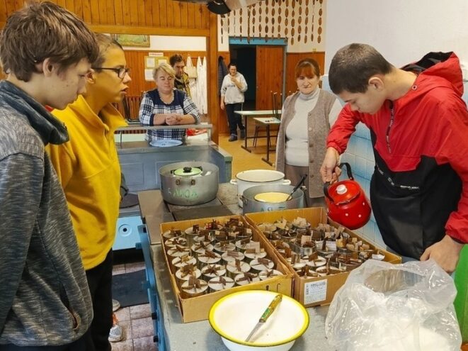 Школьники изготовили окопные свечи для бойцов СВО