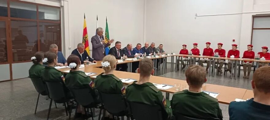 Андреапольские школьники спросили парламентариев, как попасть во власть