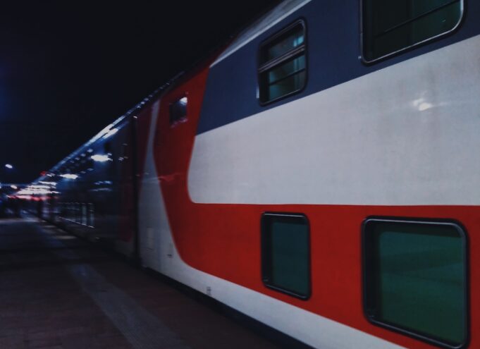 Через Тверь проходит новый двухэтажный поезд "Брянск-Санкт-Петербург" Через Тверь проходит новый двухэтажный поезд "Брянск-Санкт-Петербург"