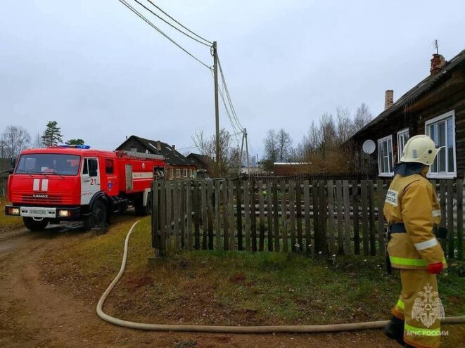 В Андреаполе сотрудники МЧС спасли дом от уничтожения