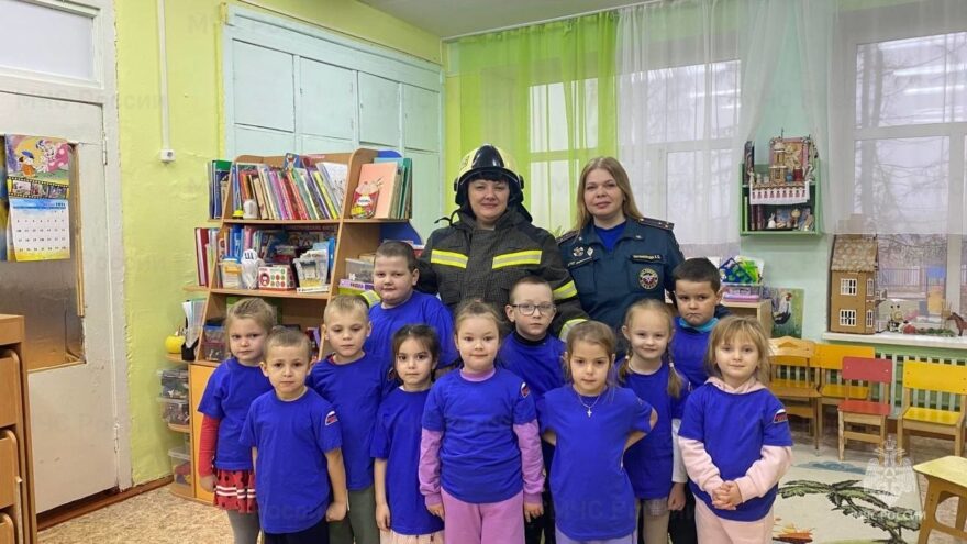 Юные жители Ржева примерили пожарную экипировку Юные жители Ржева примерили пожарную экипировку