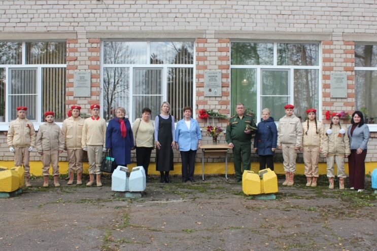 На школе в Тверской области увековечили имена сразу трёх героев СВО