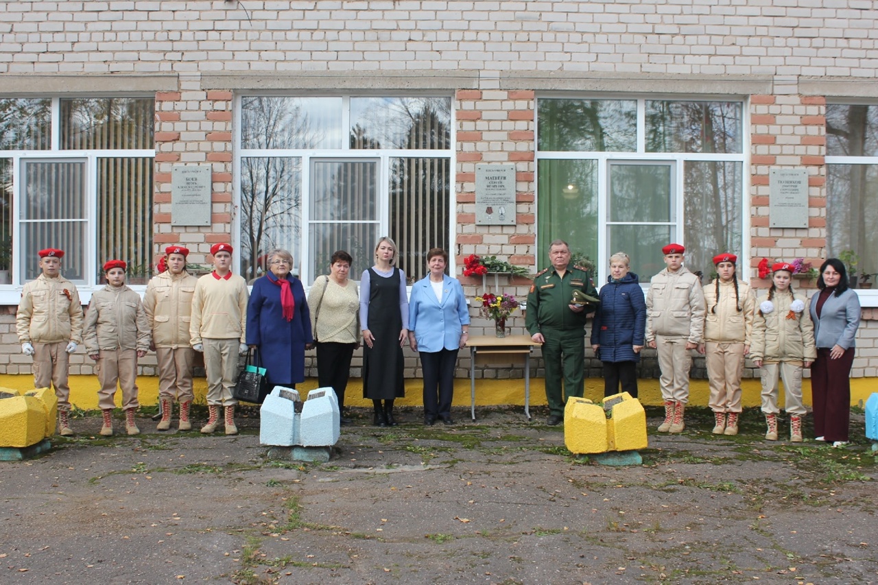 На школе в Тверской области увековечили имена сразу трёх героев СВО