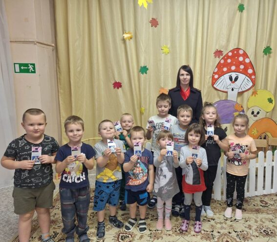 Вышневолоцкие автоинспекторы провели для дошкольников «Азбуку ПДД»