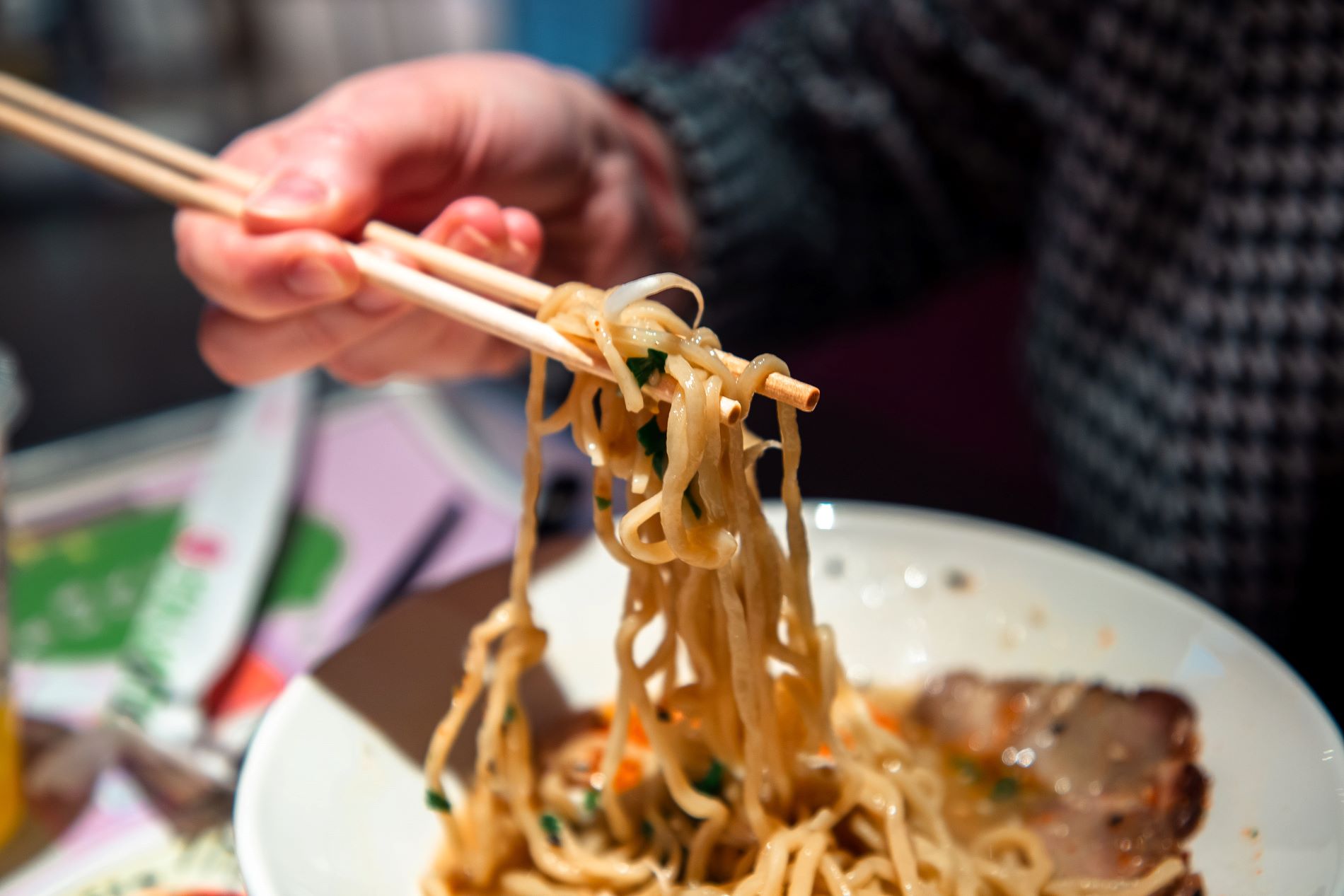 В Роскачестве разъяснили, что грозит сотрудникам за обед на рабочем месте