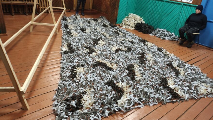 Жители Тверской области начали плести зимние маскировочные сети Жители Тверской области начали плести зимние маскировочные сети