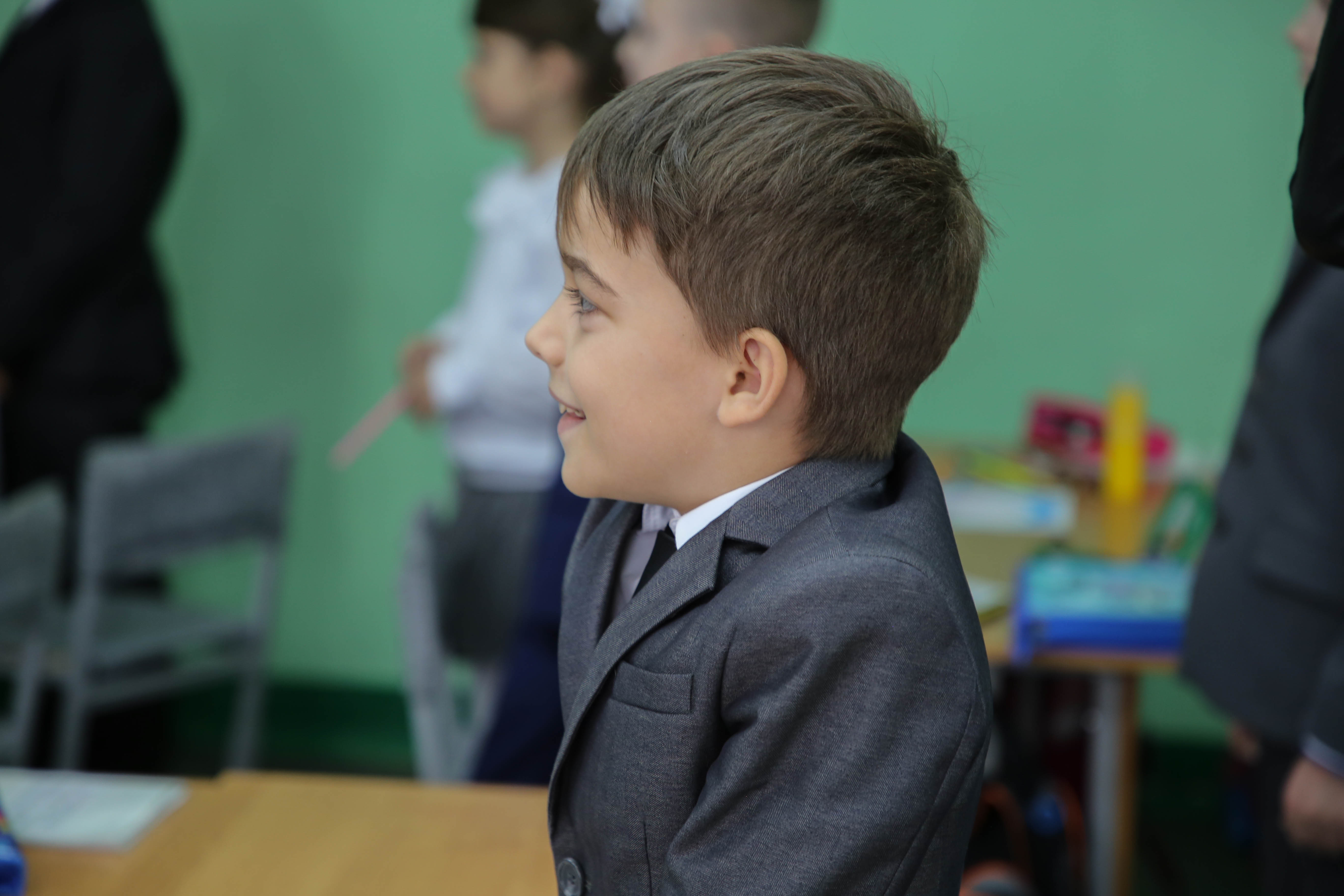 В Оленино школьники делали открытки для любимых мам