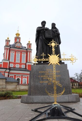 На строящемся храме-музее в Торопце установили крест