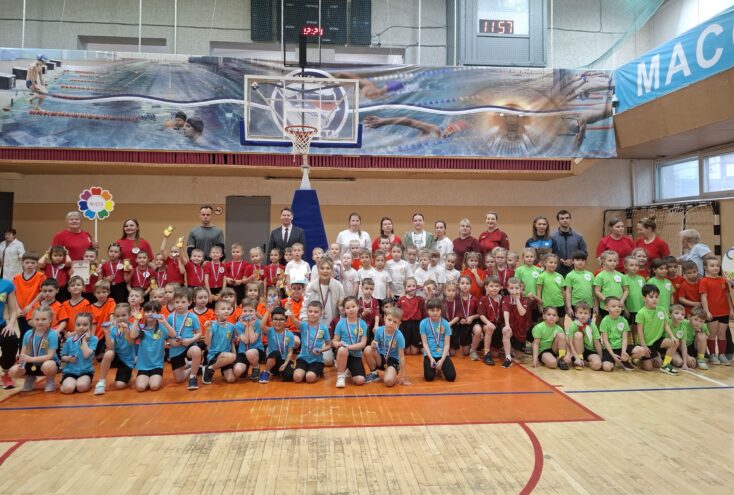 Юные спортсмены Заволжского района показали класс на "Веселых стартах" Юные спортсмены Заволжского района показали класс на "Веселых стартах"