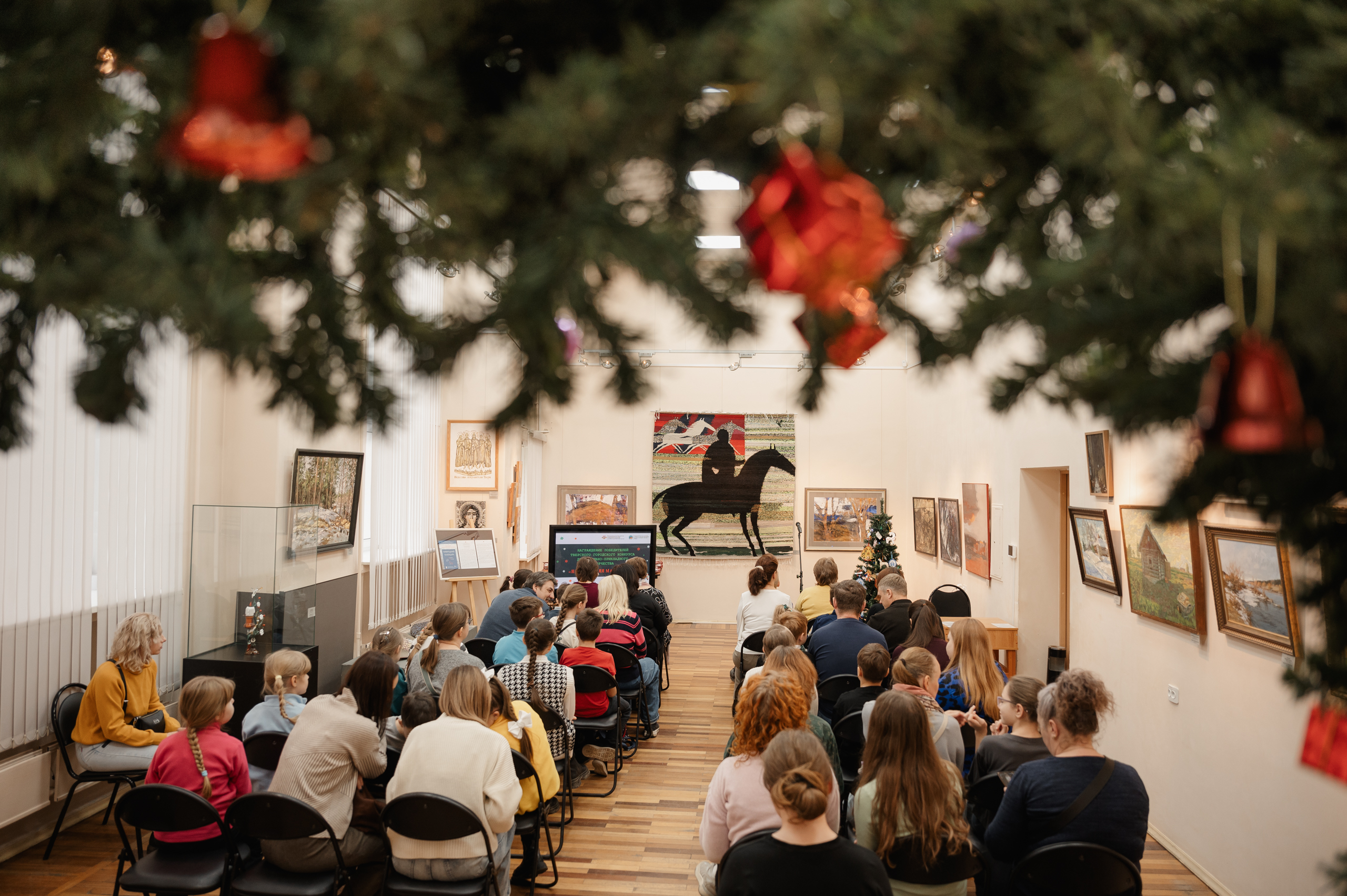 В Твери наградили мастеров новогодней росписи игрушек