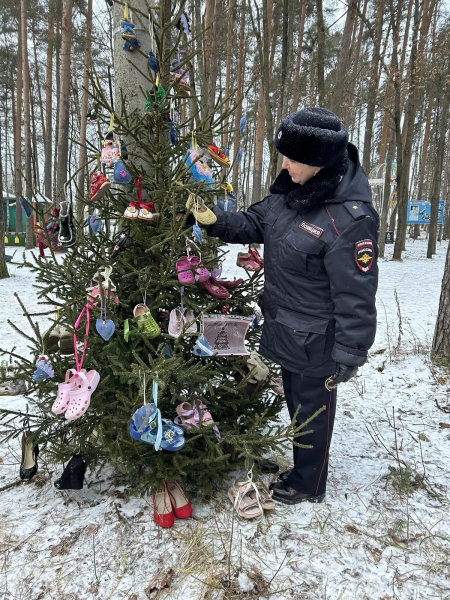 Самые необычные елки выбрали в Максатихе на конкурсе "Парад новогодних ёлок"