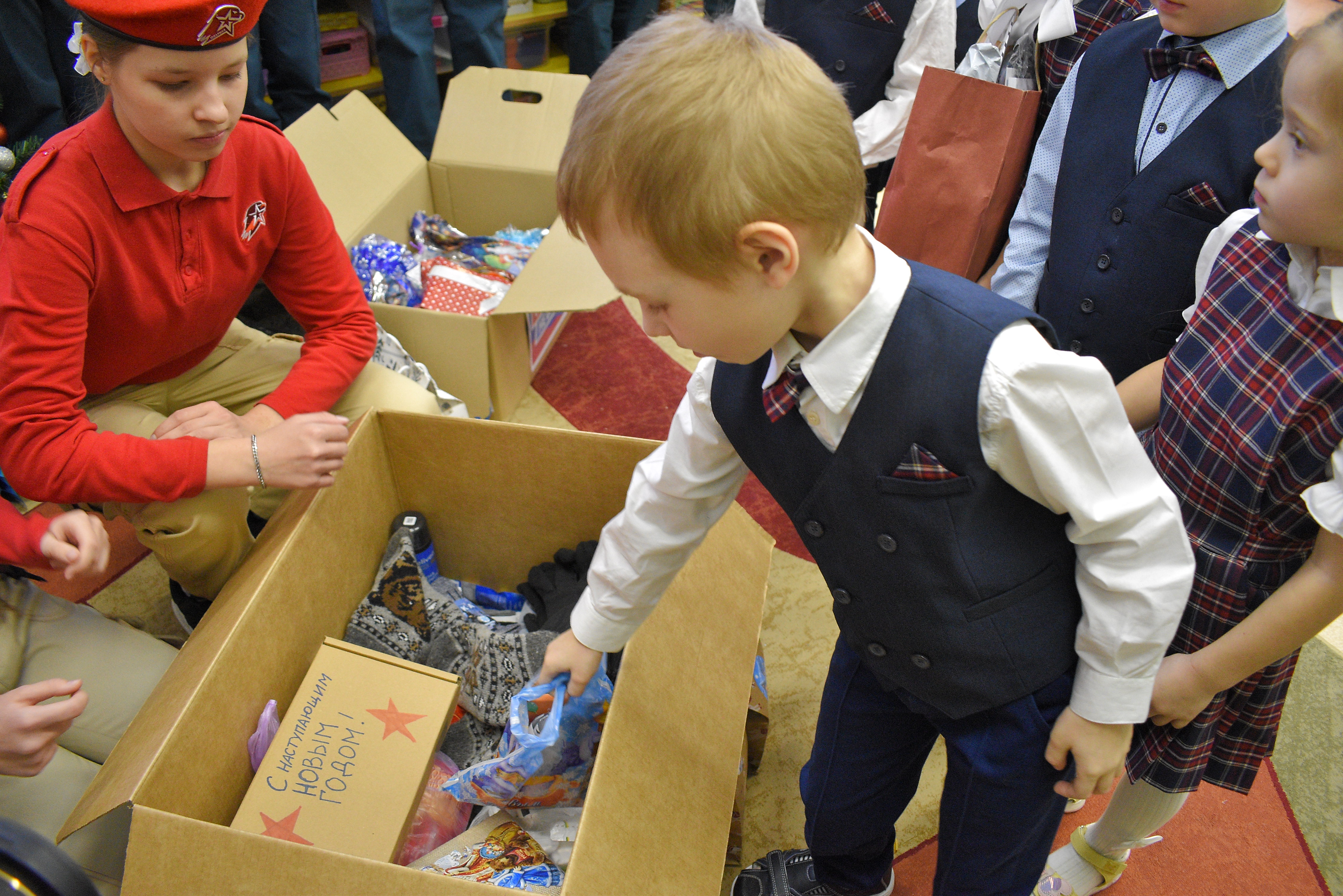 «Новогодний подарок солдату»: Тверские школьники поддерживают участников СВО