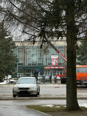 Город в Тверской области начали украшать к Новому году