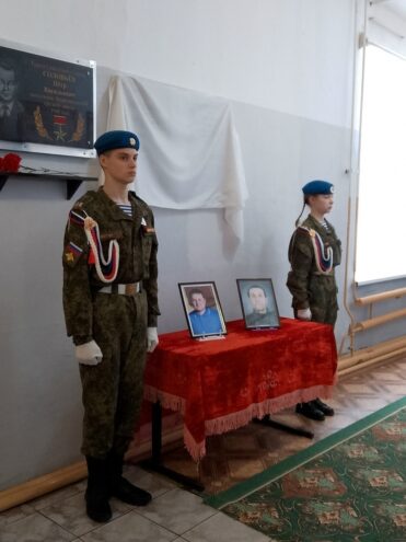 В память о погибших бойцах СВО в Андреаполе открыли мемориальные доски