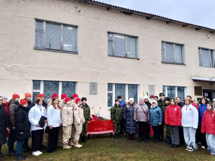Мемориальную доску в честь павшего бойца СВО открыли в Андреаполе