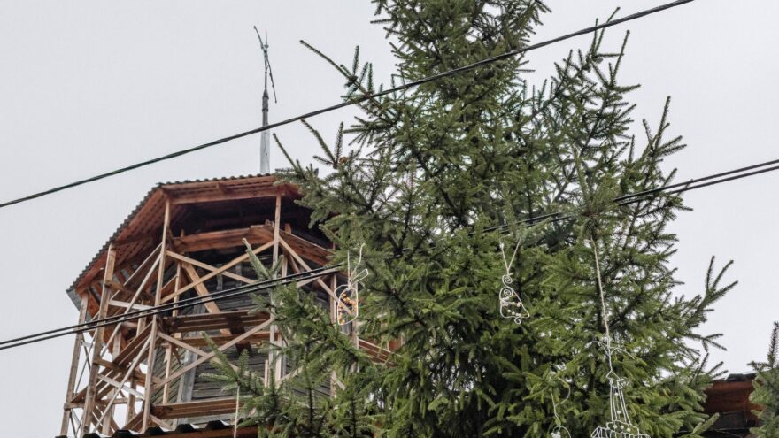 В Осташкове нарядили елку украшениями ручной работы