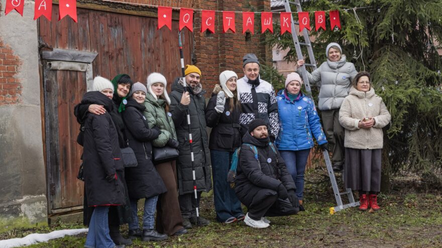 В Осташкове нарядили елку украшениями ручной работы