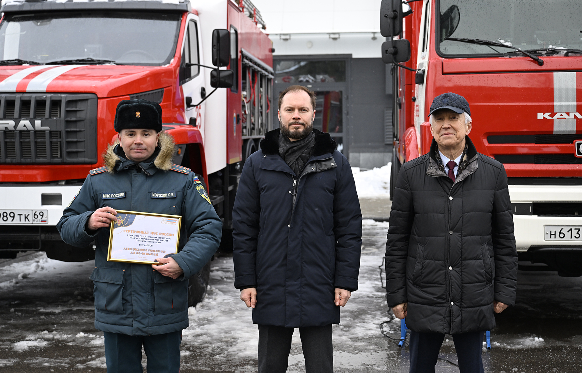Власти Тверской области отметили вклад спасателей и вручили ключи от новой техники