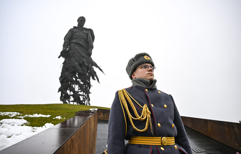 Королёв начал визит в Ржев с возложения цветов к мемориалу