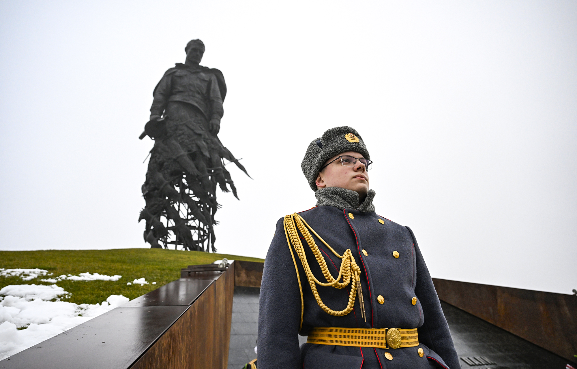 Королёв начал визит в Ржев с возложения цветов к мемориалу