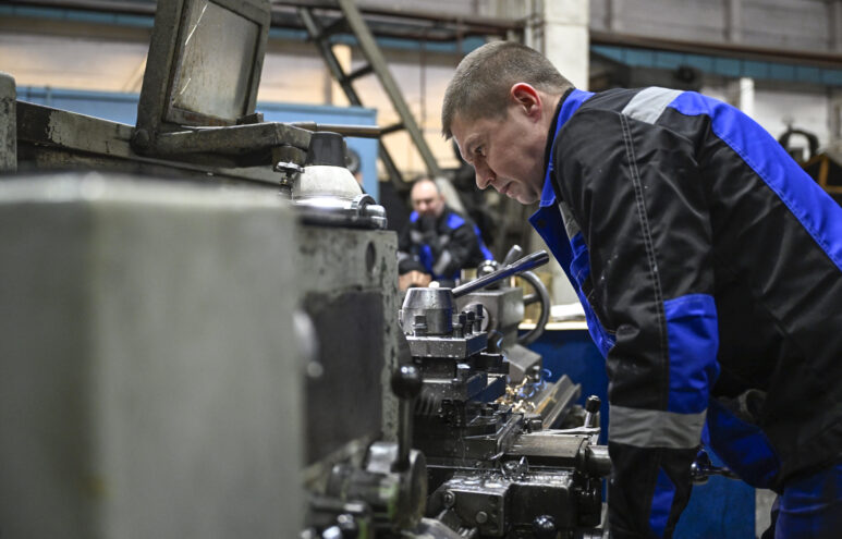Королев в Ржеве посетил одно из ключевых предприятий Верхневолжья