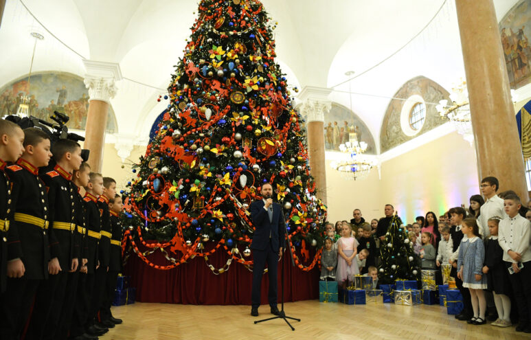 Виталий Королев дал старт новогодним торжествам на Губернаторской елке в Твери