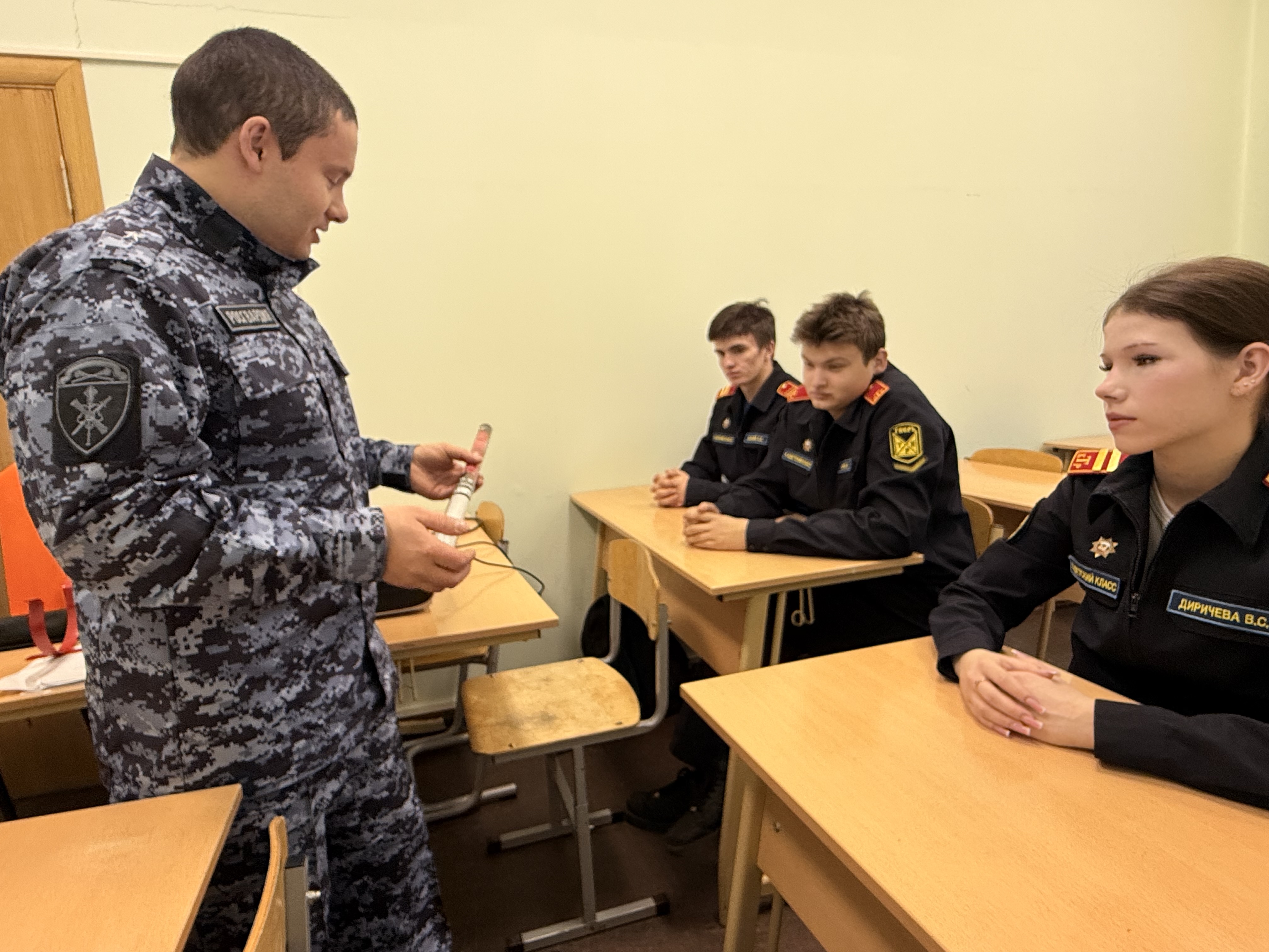 Росгвардейцы Твери провели урок безопасности для школьников в преддверии Нового года