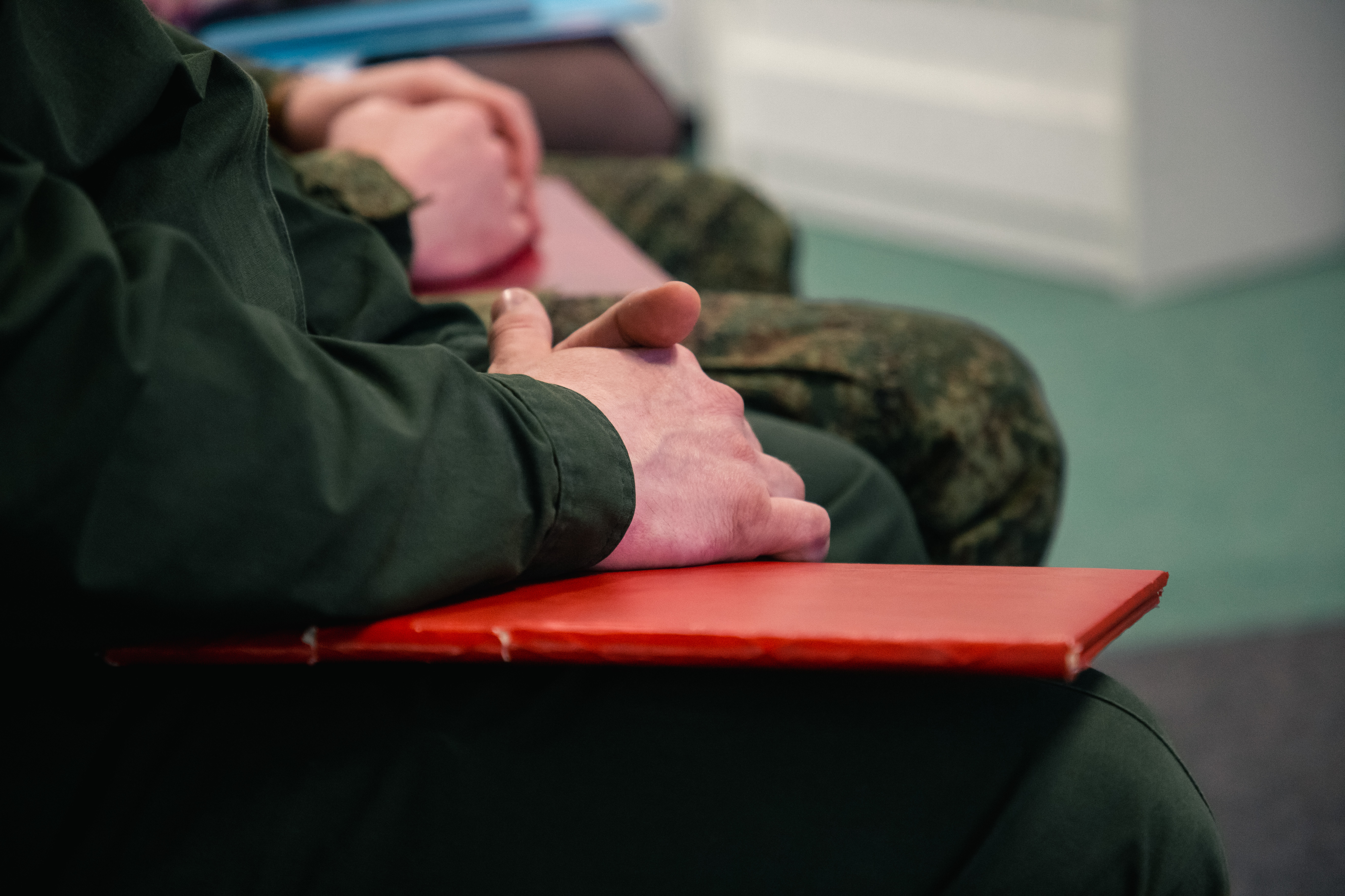 По реке в Твери расползлись нефтяные пятна