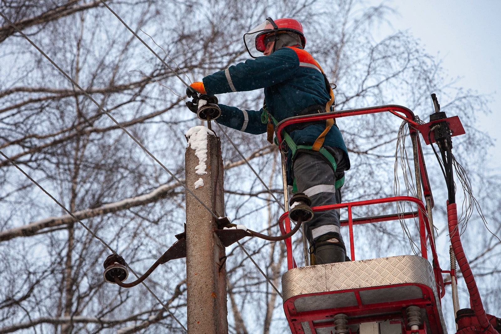 Энергетики «Тверьэнерго» работают в особом режиме из-за снежного циклона в Верхневолжье