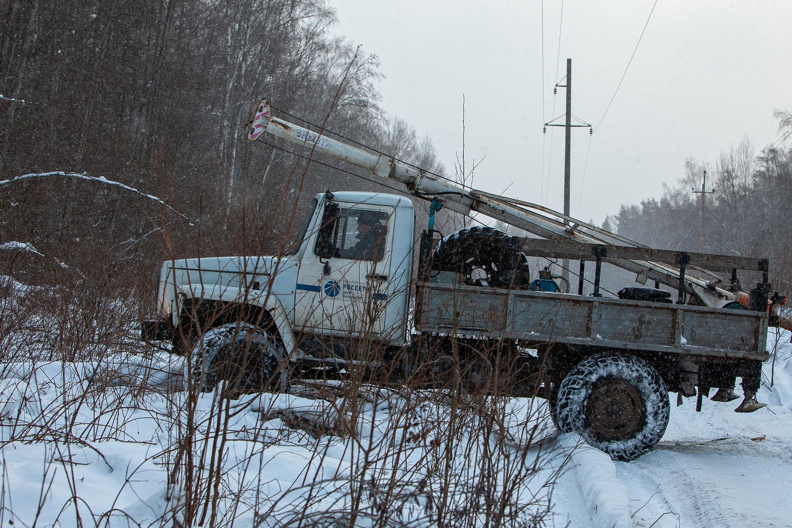 Специалисты «Тверьэнерго» восстановили работу 280 энергообъектов после сильного снегопада в регионе