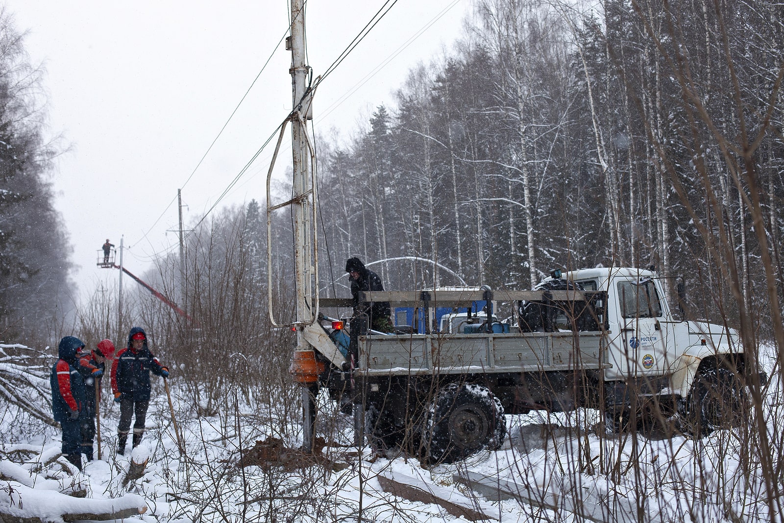 Специалисты «Тверьэнерго» восстановили работу 280 энергообъектов после сильного снегопада в регионе