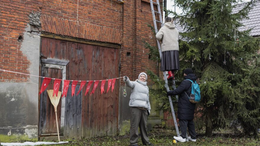 В Осташкове нарядили елку украшениями ручной работы