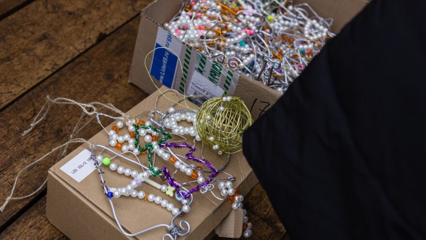 В Осташкове нарядили елку украшениями ручной работы