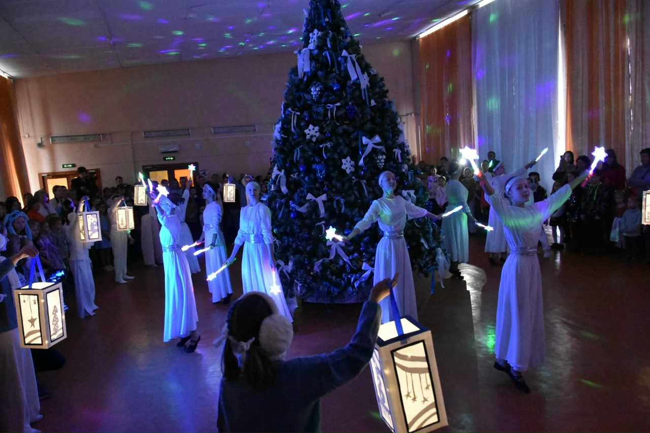 В Вышнем Волочке зажглись огни главной ёлки округа