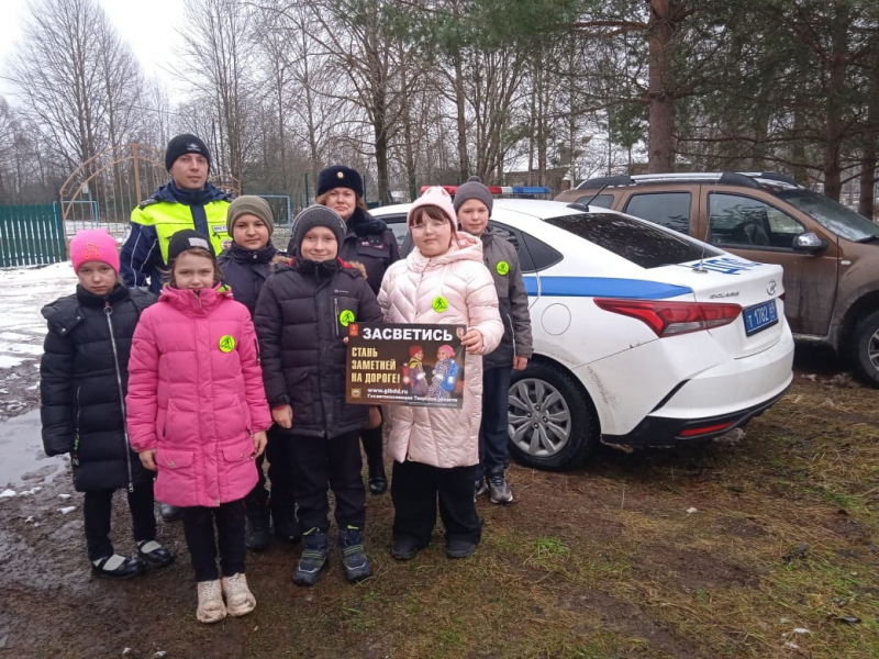 Сотрудники Госавтоинспекции Удомли обучают детей правилам дорожной безопасности Сотрудники Госавтоинспекции Удомли обучают детей правилам дорожной безопасности