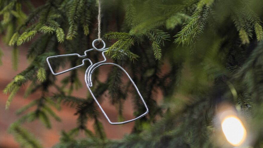 В Осташкове нарядили елку украшениями ручной работы