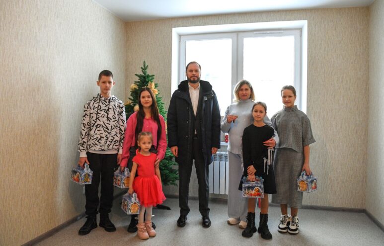 Глава региона Виталий Королев вручил жителям ключи от новых квартир